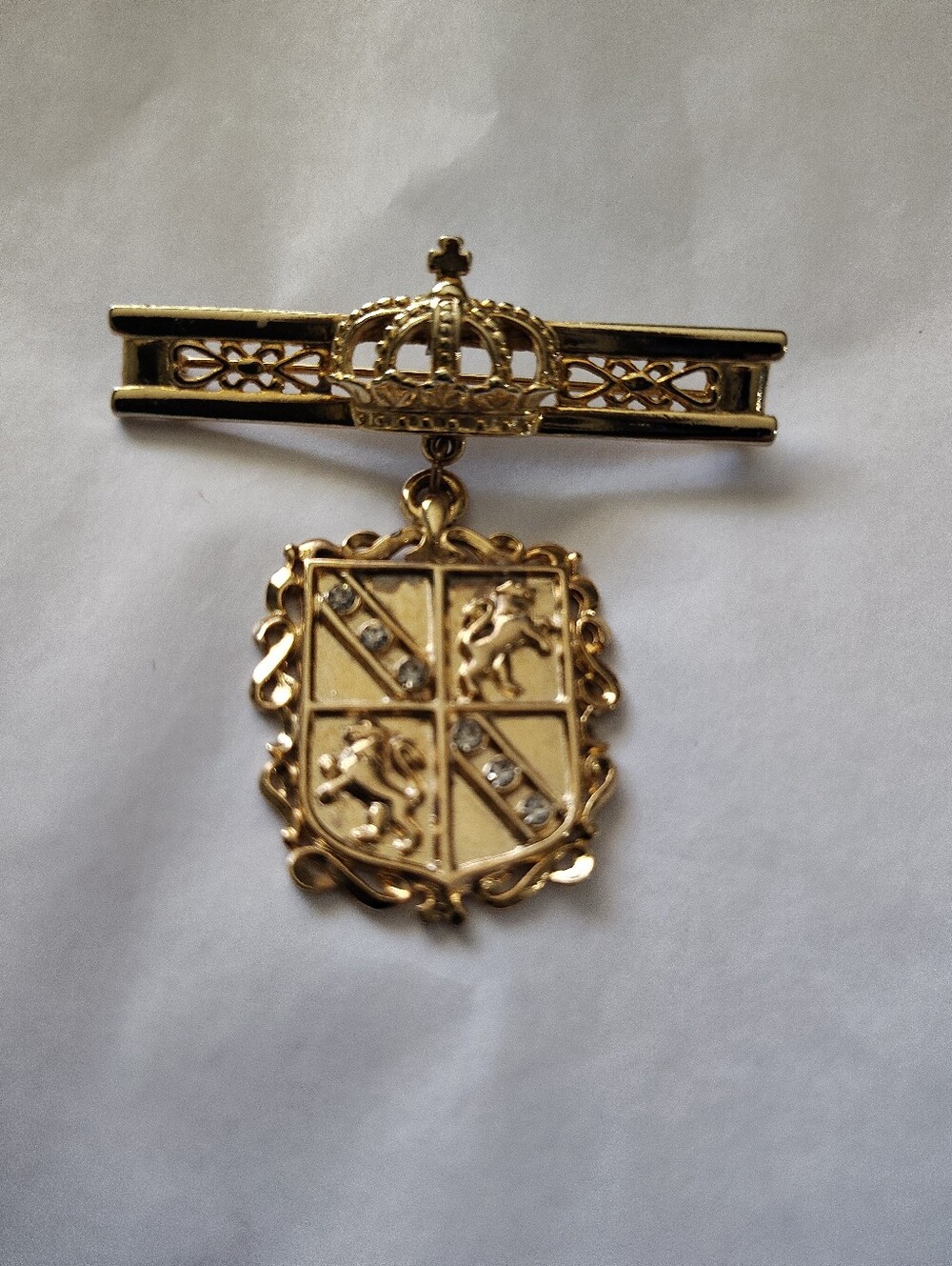 Vintage JJ Signed Gold Tone Heraldic Shield Crown Brooch Lion Crest Dangle Pin